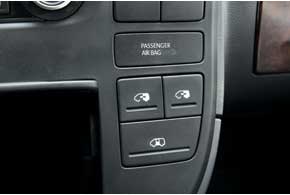 Для быстрого выхода из машины, что важно для спецслужб, боковые сдвижные двери можно открыть и закрыть дистанционно (с передней панели или ключа).