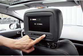Для задних пассажиров могут быть ­предусмотрены два экрана в спинках передних кресел, блок подключения видеоплеера или игровых приставок, а также дополнительные воздуховоды.