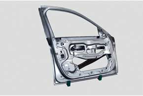 Полностью алюминиевая дверь седана BMW 5 Series сохраняет все характеристики стальной, но легче ее на 5,25 кг. 