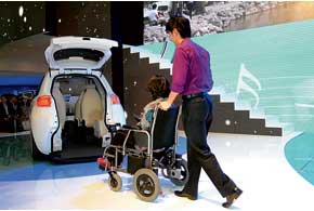 Geely McCar может перевозить электротрицикл, обеспечивающий дополнительный привод на задние колеса, или человека на коляске.