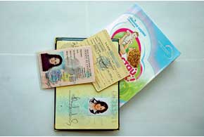 Помимо прав и страхового полиса, беременная женщина обязательно должна иметь при себе паспорт и обменную карту.