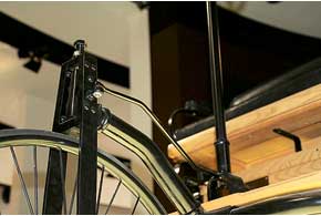 Велосипедную вилку переднего колеса поворачивала рулевая тяга, идущая от вертикальной рулевой колонки.