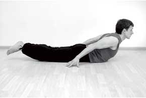 Из этого положения, напрягая ноги, пытаемся мышцами спины зафиксировать развернутую спину.
