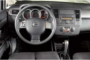Даже в базовой версии Nissan Tiida за температуру в салоне отвечает климат-контроль. 