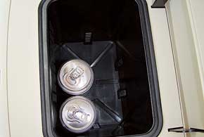 Огромный штатный холодильник (вмещает 6 поллитровых бутылок воды) в центральном подлокотнике удобен в пользовании, так как открывается со стороны переднего и второго рядов.