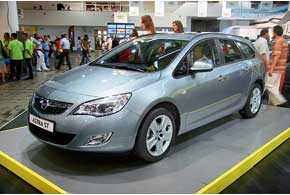 Под именем Opel Astra Sports Tourer скрывается вместительный универсал. Стильный представитель семейства Astra способен вместить до 1550 л багажа.