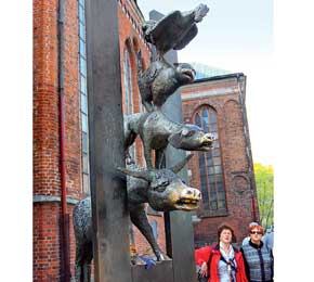 В центре Риги установлен памятник  героям сказки «Бременские музыканты», подаренный столице Латвии городом Бременом.