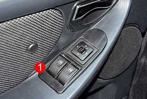 В базовом оснащении авто – электрические приводы наружных зеркал и стекол дверей (1), передние и задние противотуманные фары, а также обогрев заднего стекла (2).