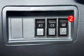В базовом оснащении авто – электрические приводы наружных зеркал и стекол дверей (1), передние и задние противотуманные фары, а также обогрев заднего стекла (2).