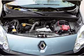 Двигатель Renault 1,5 dCi обладает довольно скромной мощностью 80 л. с. и крутящим моментом 185 Нм. Но в паре с «тяговитой» КП их хватает для уверенной езды в городе. Мотор VW 1.6 TDI (102 л. с. и 250 Нм) проворнее и отлично ведет себя даже на трассе.