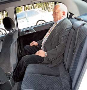 Достоинство  Astra – больший, чем у японского конкурента, запас места для ног задних пассажиров. 