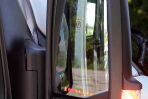 В зеркала заднего вида  интегрированы  индикаторы парковочного датчика (опция).