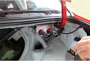 Горловина обычной системы заправки топливом, кроме стандартного расположения для&nbsp;авто, может быть и&nbsp;в багажнике.  