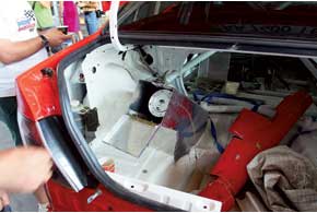 Горловина обычной системы заправки топливом, кроме стандартного расположения для&nbsp;авто, может быть и&nbsp;в багажнике.  