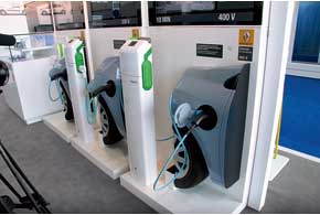 В этот раз на выставке – настоящий бум всевозможных альтернативных заправок, в первую очередь – зарядных станций для электромобилей: домашних, уличных, ускоренной зарядки.