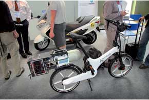 Велосипед на топливных ячейках служил демонстрацией того, какой компактной и легкой может быть эта установка.