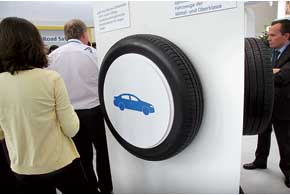 Michelin продолжает успешно изобретать колесо: узкое – для крупных экономичных седанов, широкое – для грузовиков (нагрузка – 5 тонн), 10-дюймовое – для микролитражек (плюс одно пассажирское место за счет упраздненных колесных арок), моторизованное – для автобусов, саморемонтирующееся – для всех легковушек…