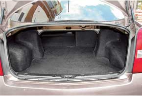 У седана багажник средний по меркам класса (объем – 450 л), а один из наименьших – у универсала (всего 465 л). Благо, при необходимости грузовые отсеки можно увеличить, сложив задние сиденья.