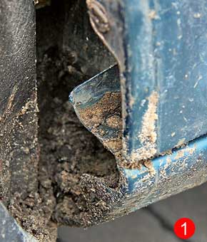 Виновниками скопления грязи в нише (1) на выходе трубки дренажа под автомобиль могут быть мокрые листья.