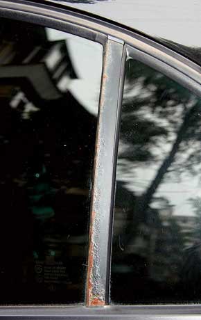 Единственная проблема кузова – со временем на многих авто ржавеет металлическая окантовка форточек задних дверей. 
