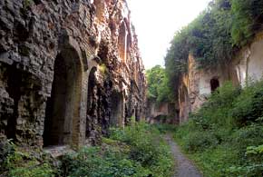 Таракановский форт недалеко от города интересен сетью подземелий, частично сохранившихся до наших дней.