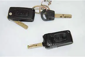Фирменные брелоки ключа Peugeot приходят в негодность: выходит из строя фиксатор ключа (не удерживает его в закрытом положении), трескается и разваливается защитная резина кнопок управления центральным замком. 
