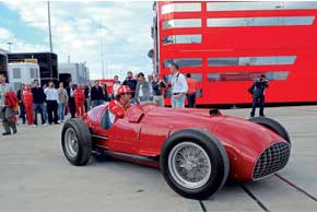 По случаю 60-летия первой победы Ferrari в Формуле-1 Фернандо Алонсо проехал по Сильверстоуну два круга на Ferrari 375, которая в 1951 году принесла успех Хосе-Фройляну Гонзалесу.