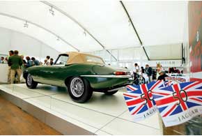 Jaguar E-Type, признанный британцами лучшим спортивным автомобилем всех времен, отпраздновал на фестивале 50-летие модели. Ему даже поставили памятник.