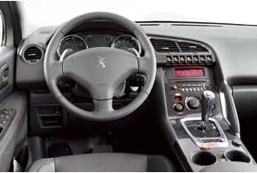 Двухзонным климат-контролем Peugeot 3008 оснащены, начиная со средней комплектации. А руль, обтянутый кожей,  стояночный тормоз с электроприводом  и система стабилизации курсовой устойчивости доступны уже в «базе». 