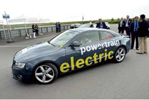 Максимальная скорость электрической Audi A5 не соответствует ее имиджу – всего 130 км/ч, зато разгон до «сотни» неплох – 7 с. Его обеспечивают 4 электромотора по 60 кВт и 780 Нм каждый.