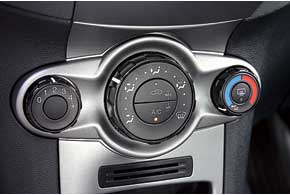 В Ford Fiesta модуль управления системой отопления и кондиционирования скомпонован в блок из трех вращающихся ручек. Так что пользоваться ими удобно, не отрывая взгляда от дороги.