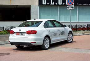 Сзади новая Jetta даже больше напоминает Audi, чем Volkswagen.