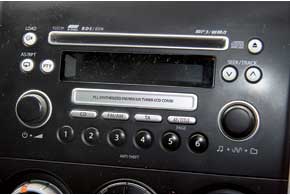 На авто первых годов выпуска (2005-2006) отмечены проблемы с фирменным CD-проигрывателем – в нем застревали диски (чаще всего, когда применялись некачественные).