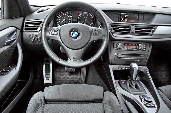 «Кабинет» от BMW, как всегда, радует правильным расположением «аксессуаров». Спортивный руль небольшого диаметра с пухлым ободом туговат на малых скоростях, но великолепно передает напряжение быстрых виражей.