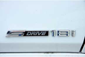 Шильдик раскрывает секреты. BMW Х1 оснащен задним приводом (sDrive) и самым скромным мотором (18i).