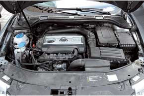 В нашем случае мы смогли для Skoda в пару к 1,8-литровому бензиновому мотору заказать 7-ступенчатую коробку DSG. Cложив задний ряд в Superb Combi, получаем на 104 л больший багажник. Удобные элементы крепления груза предлагаются со среднего уровня оснащения Ambition.