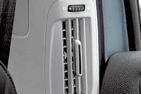 Сзади в Skoda – дефлекторы со «своей» регулировкой силы обдува и экран, показывающий температуру снаружи и время.