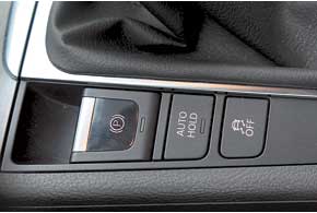 Электронный стояночный тормоз и комфортный запуск двигателя нажатием на ключ для Passat Variant – стандарт.
