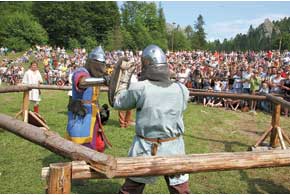 Каждое лето среди скал Тустани проходит фестиваль украинской средневековой культуры. В его рамках проводят рыцарские бои-реконструкции в полном соответствии c историей.