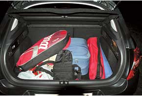 Багажник весьма вместительный. Когда грузишь вещи вечером или ночью, то очень пригодится съемный фонарь, закрепленный на&nbsp;боковине багажника.