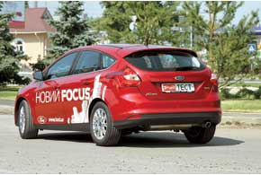 В Украине новый Ford Focus предложен в виде седана и 5-дверного хэтчбека.  Наиболее эмоционален последний кузов, который в стандарте венчает крупный спойлер.