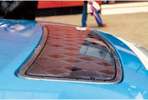 Солнечная батарея подпитывает аккумулятор 12-вольтной бортовой сети автомобиля.
