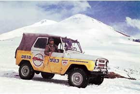 1972 г. Новой базовой модели УАЗ-469 суждено будет стать внедорожной классикой. А для начала он поднялся на Эльбрус (4000 м).