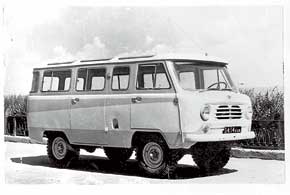 1954 г. Выпуск разработанного в Горьком ГАЗ-69 сразу перевели на «УАЗ». В 1950–1960 гг. на этих внедорожниках ездило и воевало полмира. Микроавтобус УАЗ-450 создан на их базе.