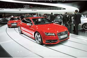 Во Франкфурте компания Audi представила полную гамму «заряженных» S6, S7 и S8. Все эти модели объединяет новый 4,0-литровый V8 TFSI, мощность которого в зависимости от автомобиля составляет 420 или 520 сил.