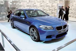 Серийный BMW M5 получил 560-сильный твин-турбо V8, позволяющий разгоняться до 100 км/ч  за 4,4 с.