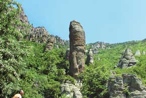 Нерукотворное чудо у той же горы Демерджи – Долина привидений. Она видна с верхних точек крепости Фуна. 