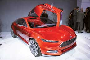 Ford Evos можно назвать одним из самых ярких и эффектных концепт-каров выставки. Автомобиль длиной 4,5 м оснащен гибридной подзаряжаемой (PHEV) силовой установкой, питаемой от литий-ионных батарей. Дизайнерские решения, реализованные в облике Evos, скоро появятся на серийных моделях Ford.