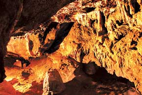 Название Красная пещера получила благодаря образовавшим ее известнякам соответствующего оттенка. 