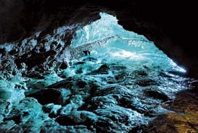 Красная пещера – она же Кызыл Коба – находится в давно освоенном туристами районе Крымского полуострова. 